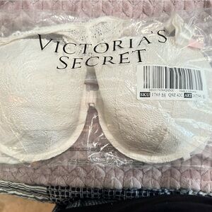 Victoria Secret underwire bra 42C Brand New white lace detail